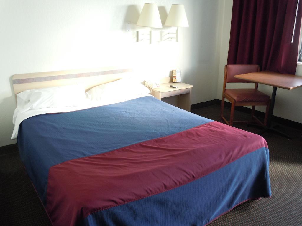 Travelodge By Wyndham Grand Rapids North Walker Exterior foto